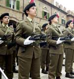 Festa della Repubblica: L'Italia in divisa sfila davanti a Ciampi