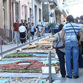 Inverdurata, realizzati i mosaici lungo il ciottolato di via Roma