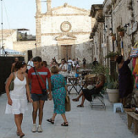 In piazza Regina Margherita le mostre di molti pittori