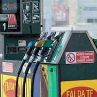 Benzina e gasolio più cari di notte. La protesta degli automobilisti