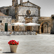 E’ scontro sull’isola pedonale