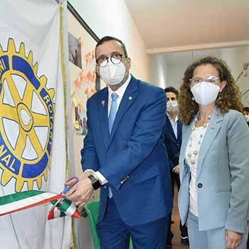 Taglio del nastro per il laboratorio Colore & Calore del Rotary Club Pachino